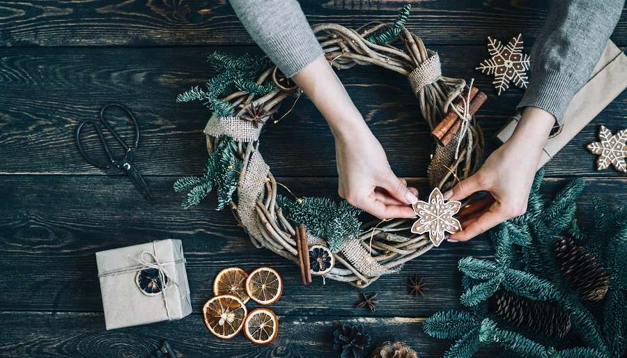 Green-Christmas Making Natural Christmas Wreath